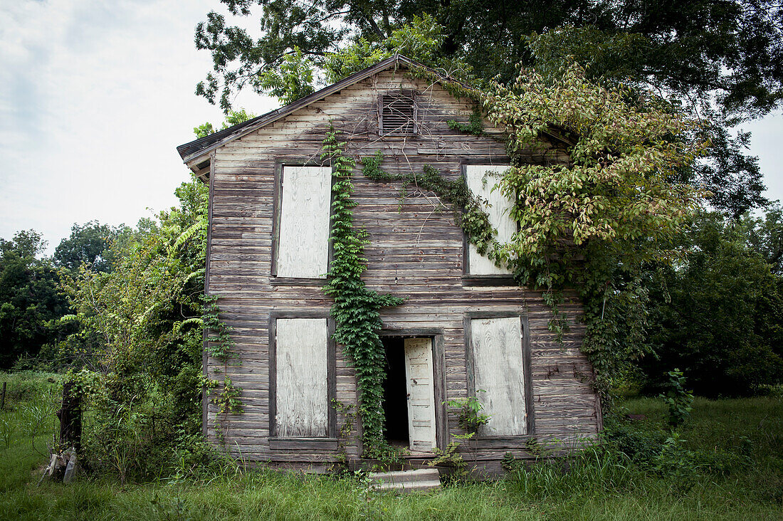 USA,Mississippi,Abandoned house in ghost city of Rodney,Rodney