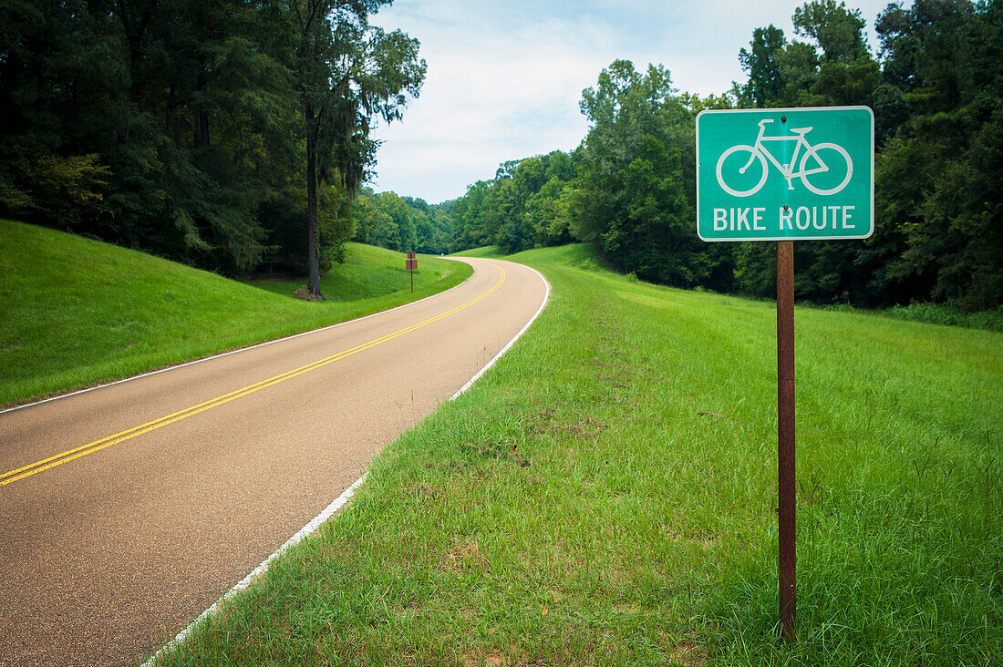 USA,Mississippi,Natchez Trace Parkway,Natchez,Bike Route sign