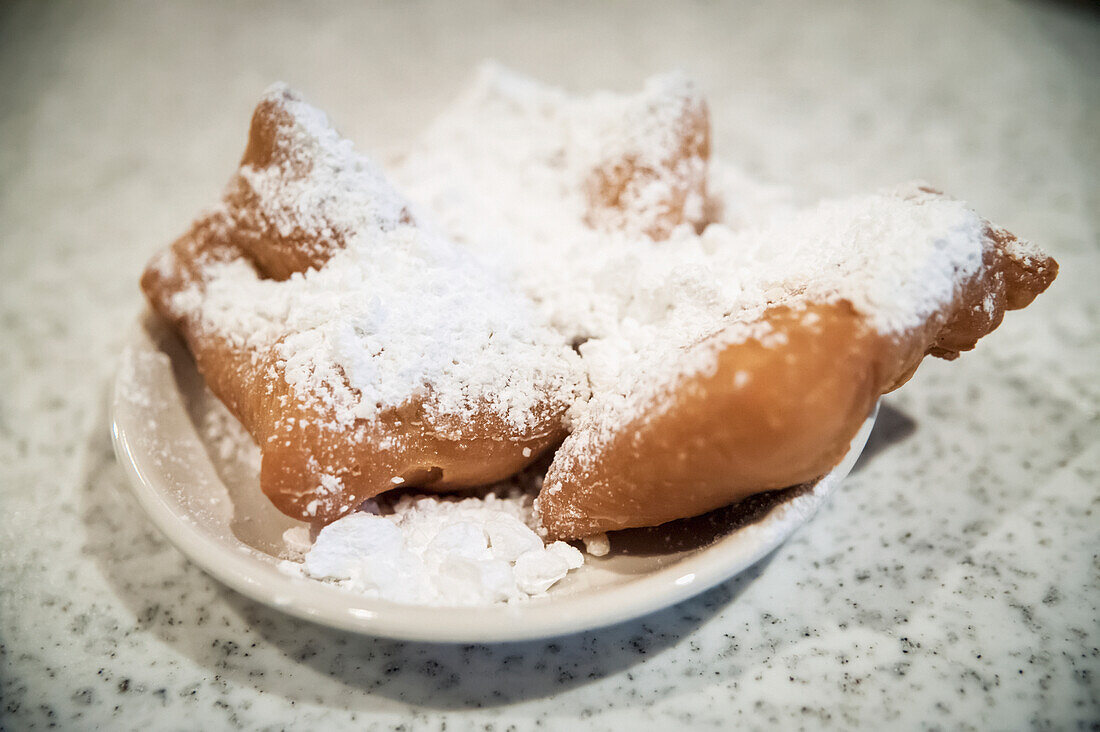 USA,Louisiana,Französisches Viertel,New Orleans,Gebäck mit Puderzucker