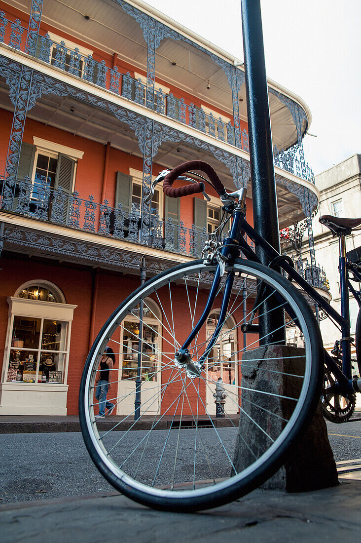 USA,Louisiana,French Quarter,New Orleans,Bicycle chained to lamp post