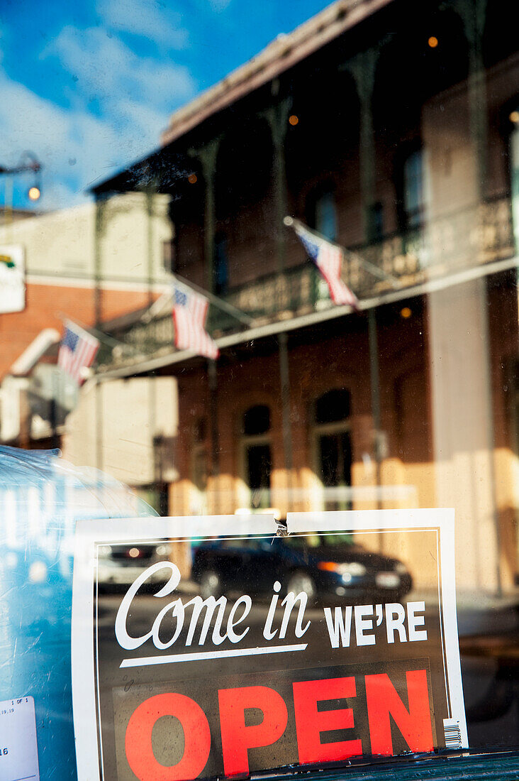 USA,Louisiana,French Quarter,New Orleans,Traditional building reflected in shop window
