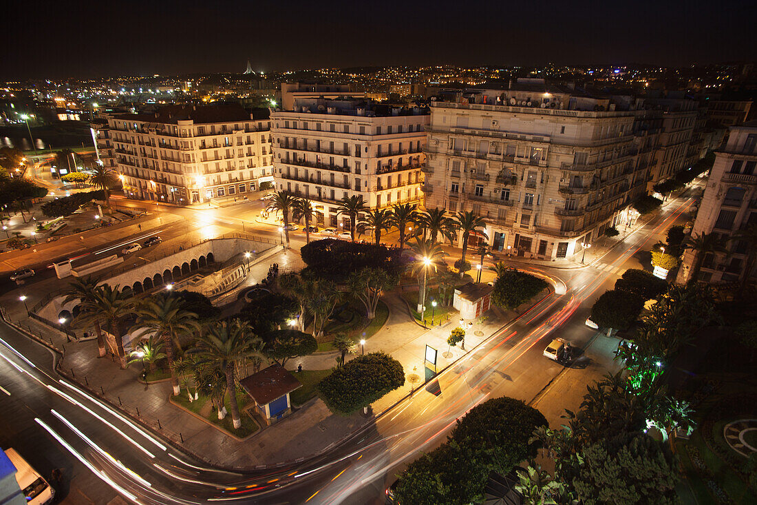 Algerien,Nachtansicht der Stadt und des Hafens vom Place de la Grande Poste (mit dem Märtyrer-Denkmal auf der Skyline),Algier