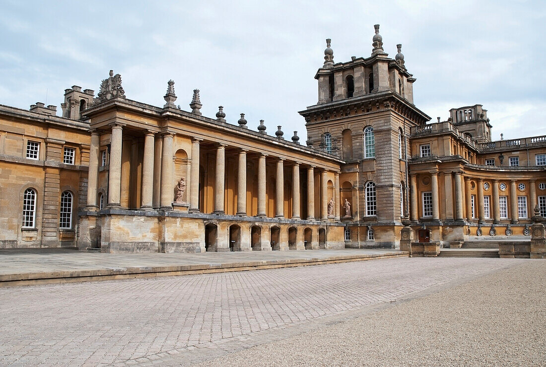 UK,England,Oxfordshire,Built between 1705 and 1724,Woodstock,intended to be gift to John Churchill,Blenheim Palace