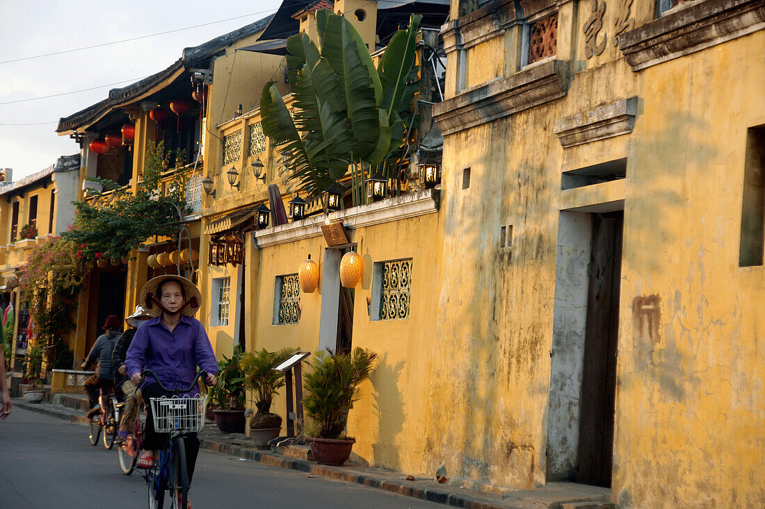 Häuser im französischen Kolonialstil bei Sonnenuntergang in der historischen Stadt Hoi An, Vietnam