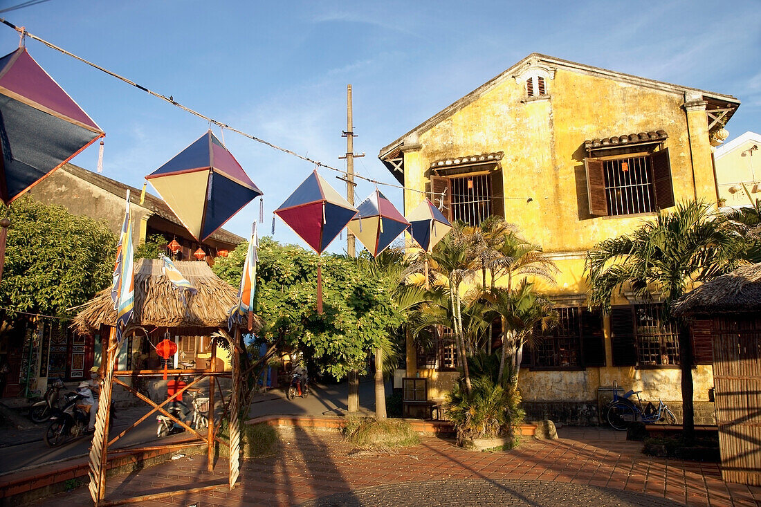 Französische Häuser aus der Kolonialzeit in der historischen Stadt Hoi An, Vietnam