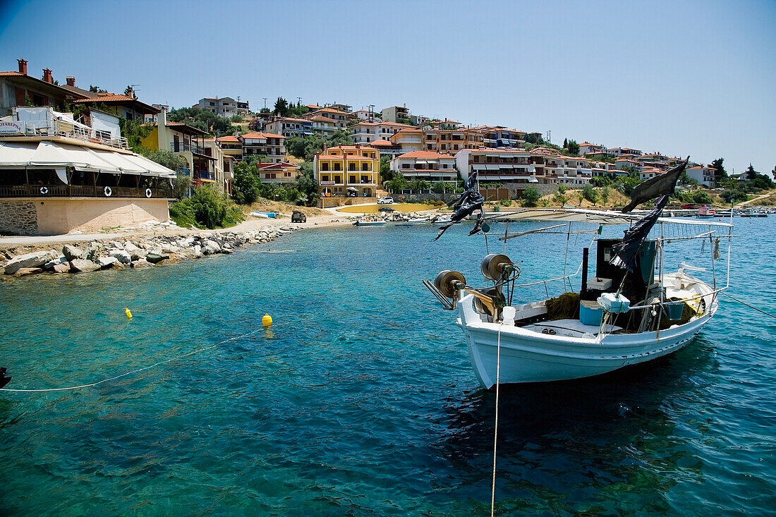 Griechenland,Chalkidiki,Traditionelles hölzernes Fischerboot in kleinem Hafen,Pirgadikia