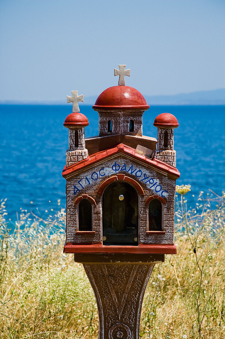 Griechenland,Chalkidiki,Miniatur-Kirchenheiligtum mit Blick auf das Mittelmeer,Sithonia