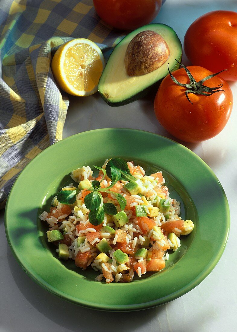 Reissalat mit Avocados & Tomaten auf Teller