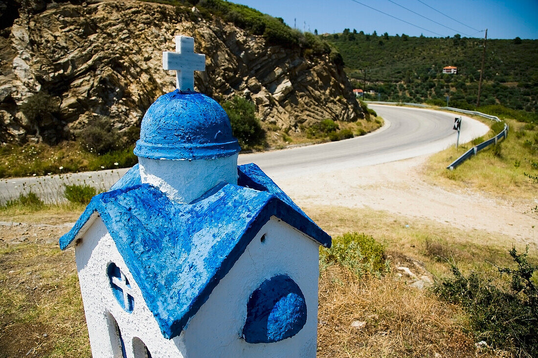 Griechenland,Chalkidiki,Rostige Miniaturkirche am Straßenrand,Sithonia