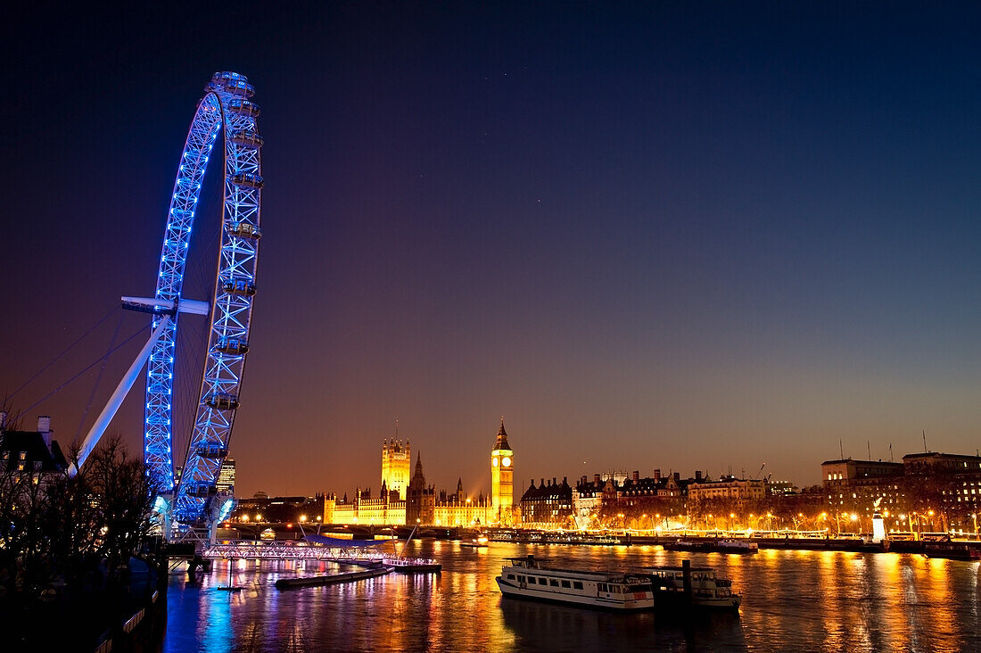 UK,England,Blick auf das London Eye und Westminster bei Nacht,London
