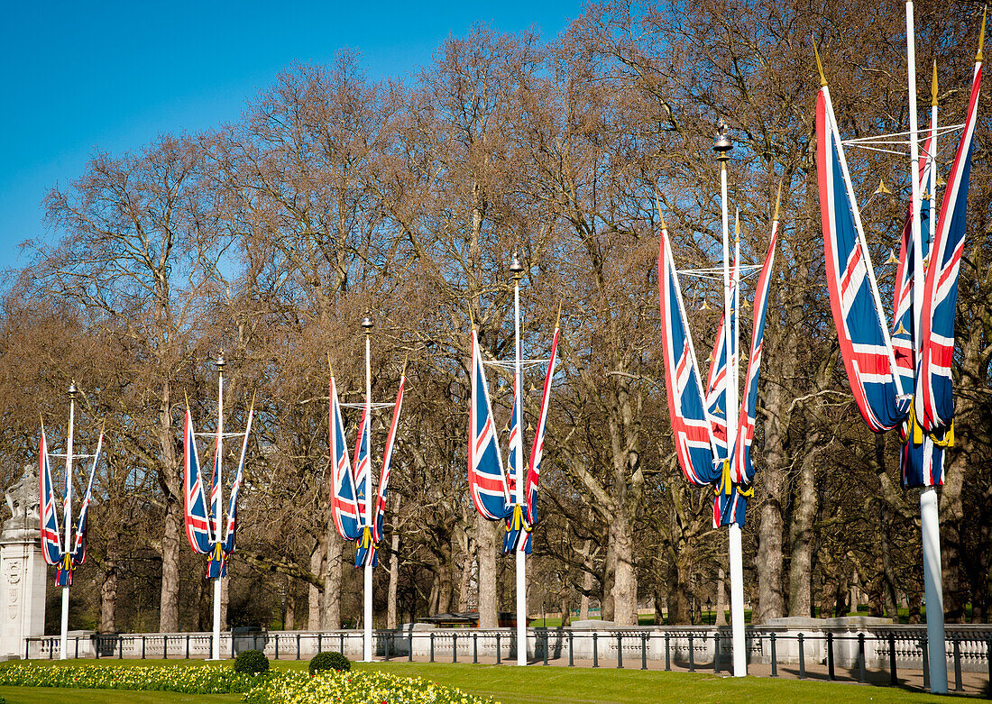 UK,England,Union Jacks vor dem Buckingham Palast,London