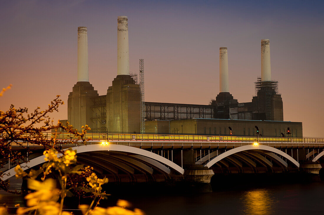 UK,England,Blick auf Battersea Power Station von der Chelsea Bridge,London