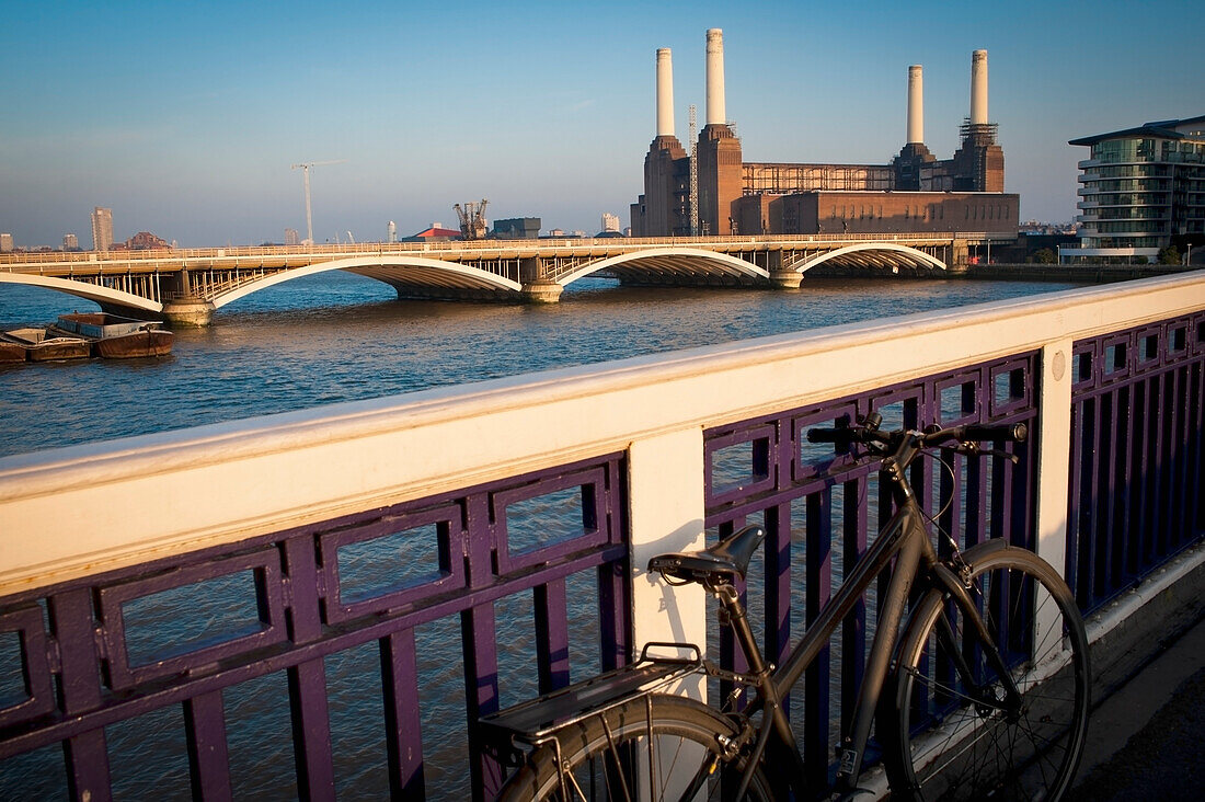 UK,England,Blick auf Battersea Power Station von der Chelsea Bridge,London