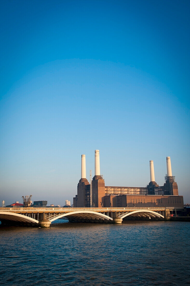 UK,England,Blick auf Battersea Power Station von der Chelsea Bridge,London