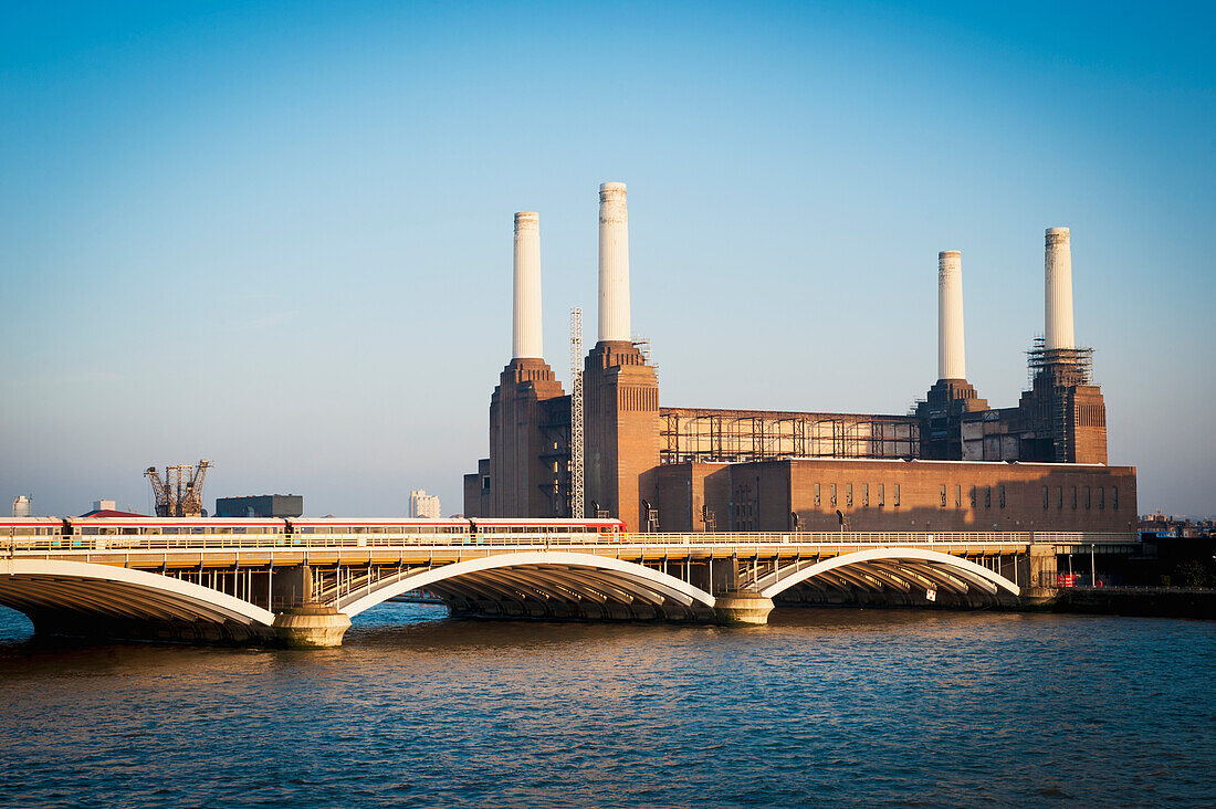 UK,England,Blick auf Battersea Power Station von der Chelsea Bridge,London