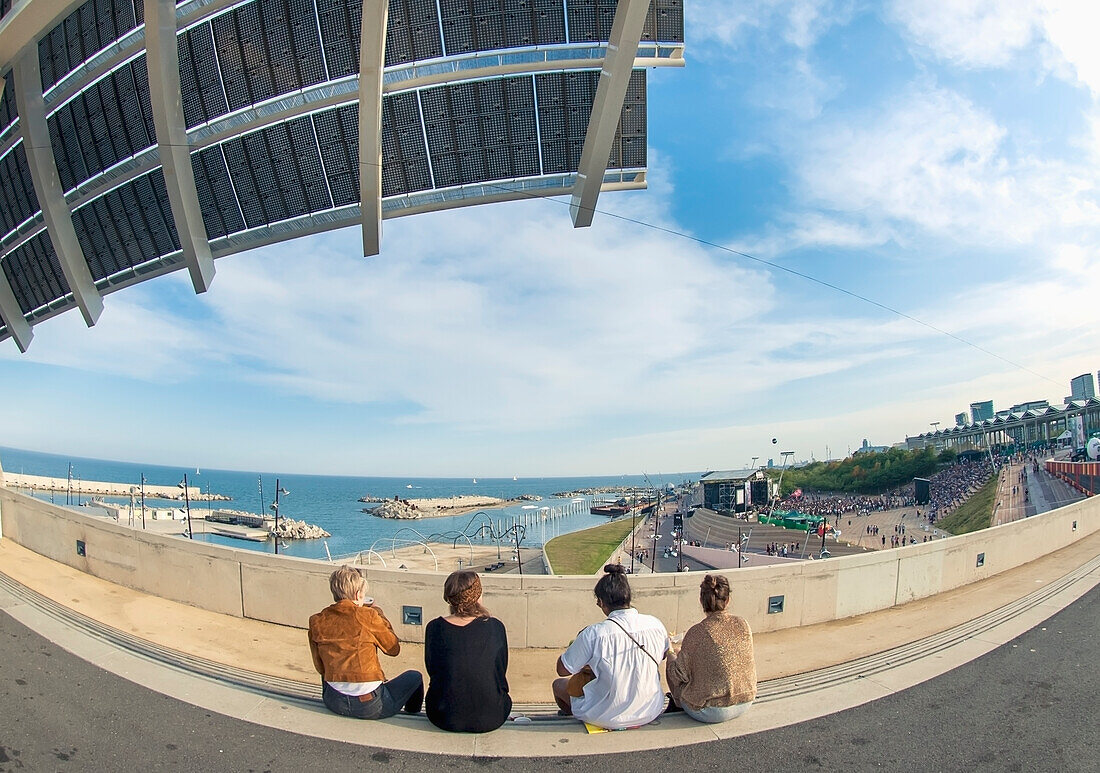 Spanien,Parc del Forum,Barcelona,Festivalbesucher genießen die Sonne auf dem Primavera Sound Musikfestival