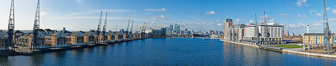 UK,Panoramablick auf Canary Wharf von den Royal Victoria Docks, London