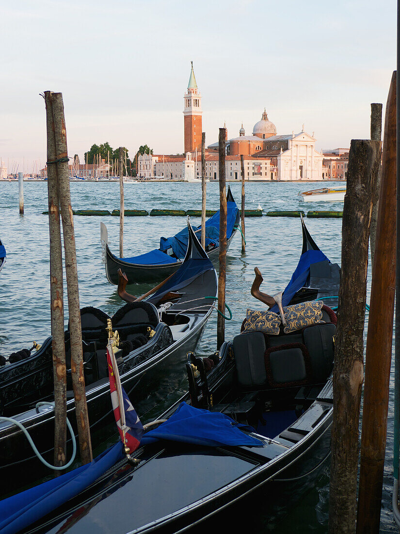 Gondelstation auf dem Canal Grande am Markusplatz, Venedig, Italien