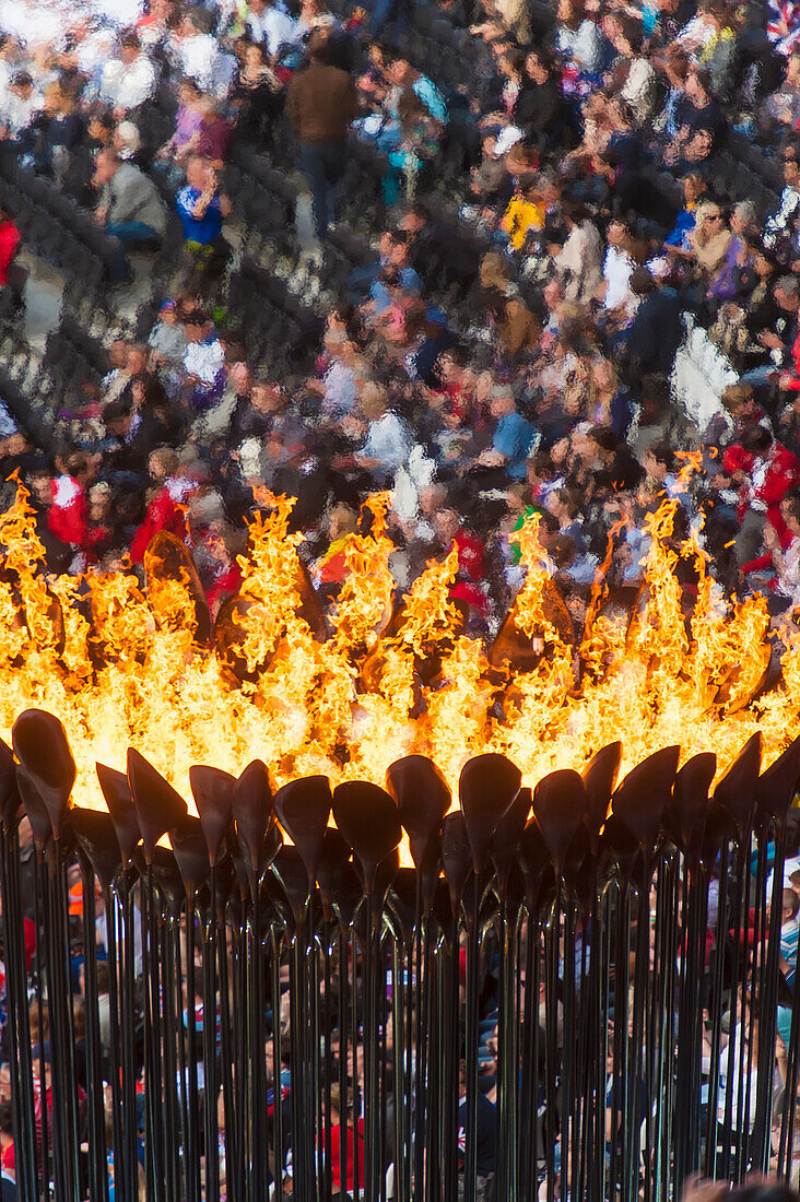 Flammen des olympischen Kessels, entworfen von Thomas Heatherwick, London, England, Vereinigtes Königreich