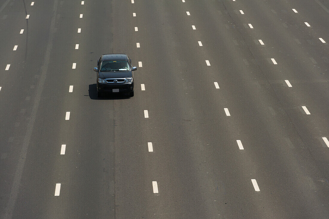 Autofahren entlang eines breiten Abschnitts der Sheikh Zayed Road, Dubai, Vereinigte Arabische Emirate
