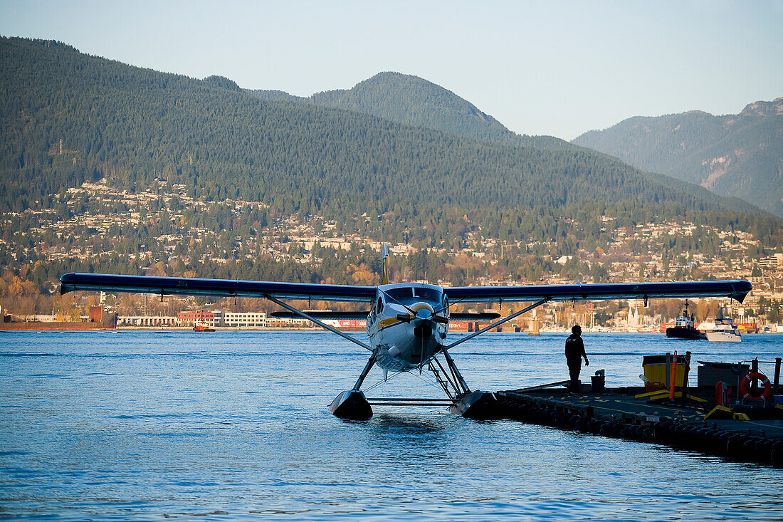 Wasserflugzeug am Pier vertäut,Vancouver Waterfront,Hafen,Vancouver,British Columbia,Kanada