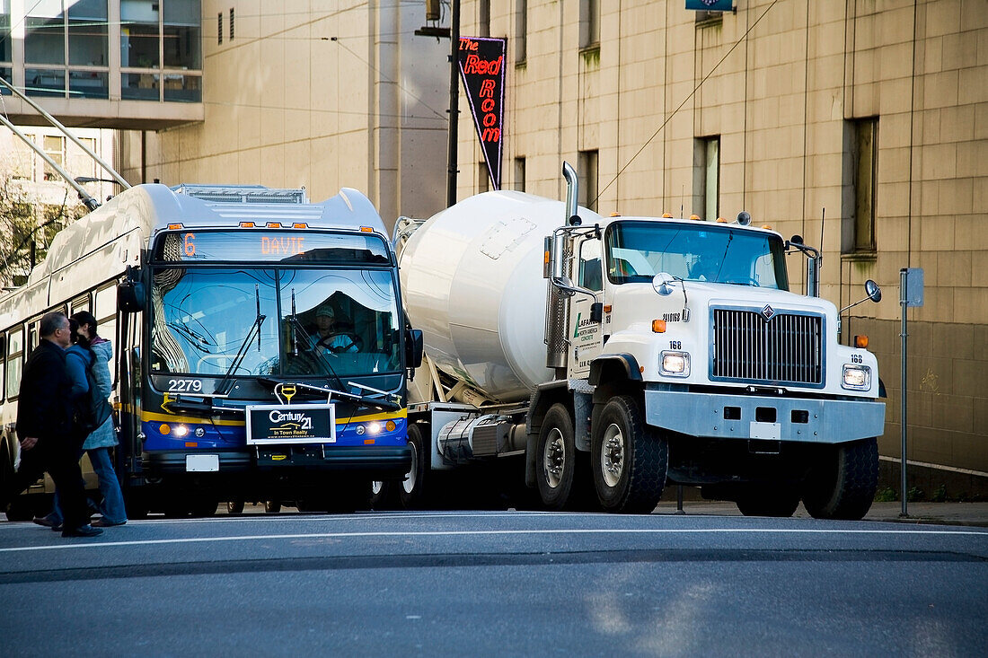 Zementmischer und Trolleybus, die an der Kreuzung warten, Vancouver, British Columbia, Kanada