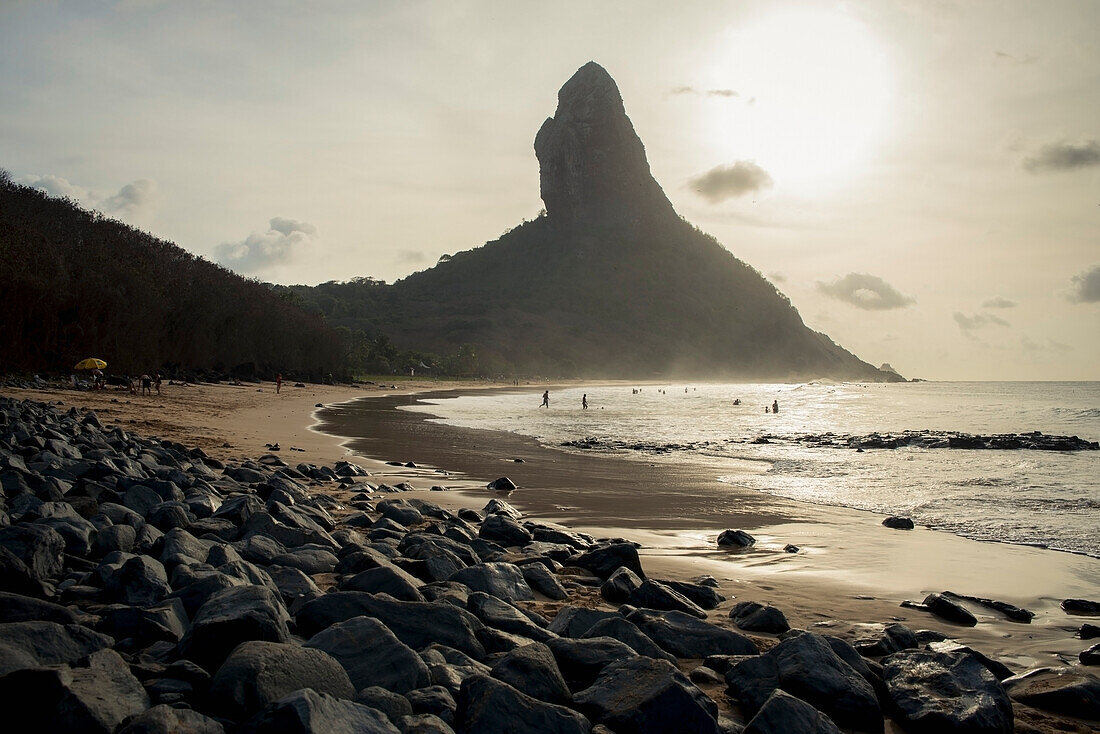 Blick auf den Morro Do Pico vom Praia Da Conceicao, Unesco-Weltkulturerbe, Praia Da Cachorro, Fernando De Noronha, Pernambuco, Brasilien