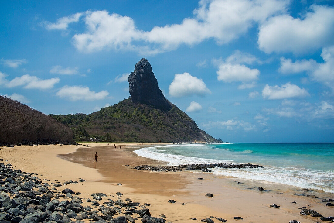 Brasilien,Pernambuco,Blick auf Morro do Pico und Praia da Conceicao,Fernando de Noronha