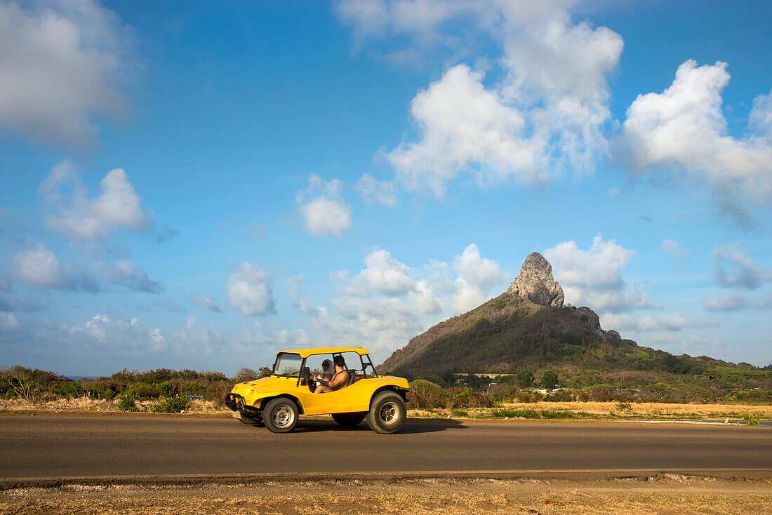Brasilien,Pernambuco,Buggy und Blick auf Morro do Pico,Fernando de Noronha