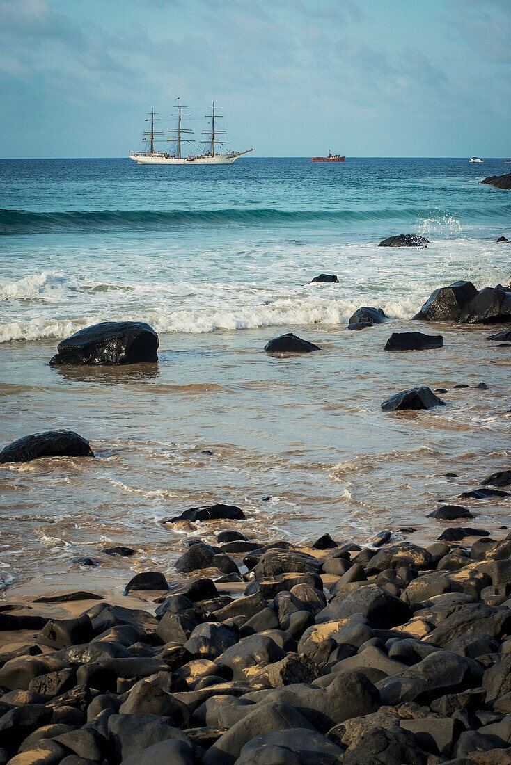 Brazil,Pernambuco,Praia do Meio,Fernando de Noronha,Sailing boat