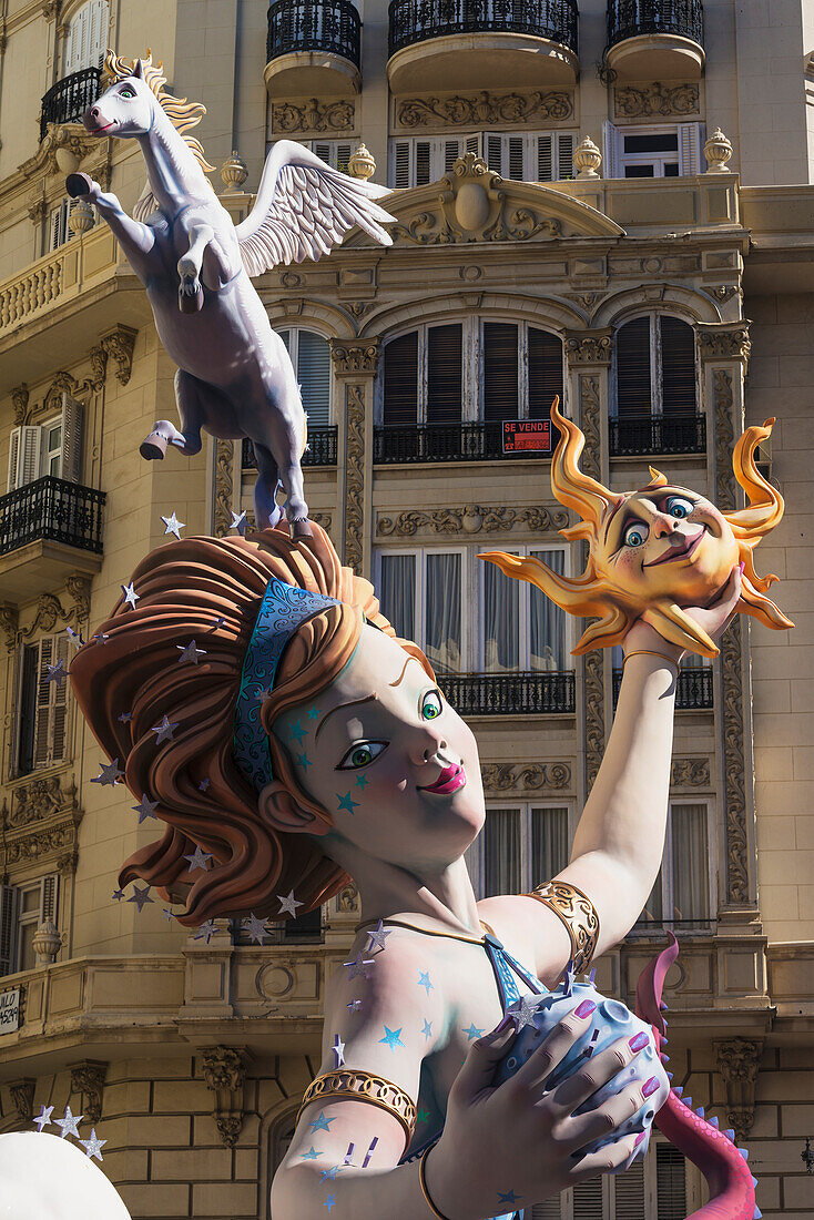 Detail einer großen Falla auf einer Straße im Zentrum, Valencia, Spanien