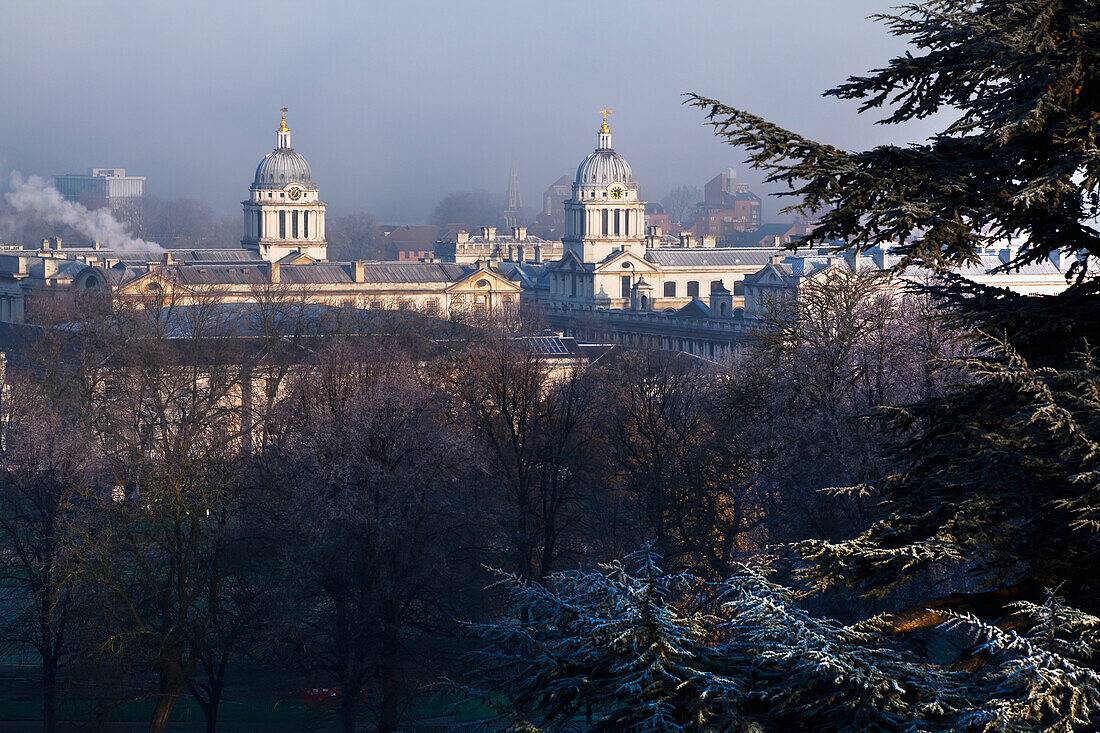 Old Royal Naval College an einem Wintermorgen vom Greenwich Park aus gesehen, Greenwich, London, England, Großbritannien