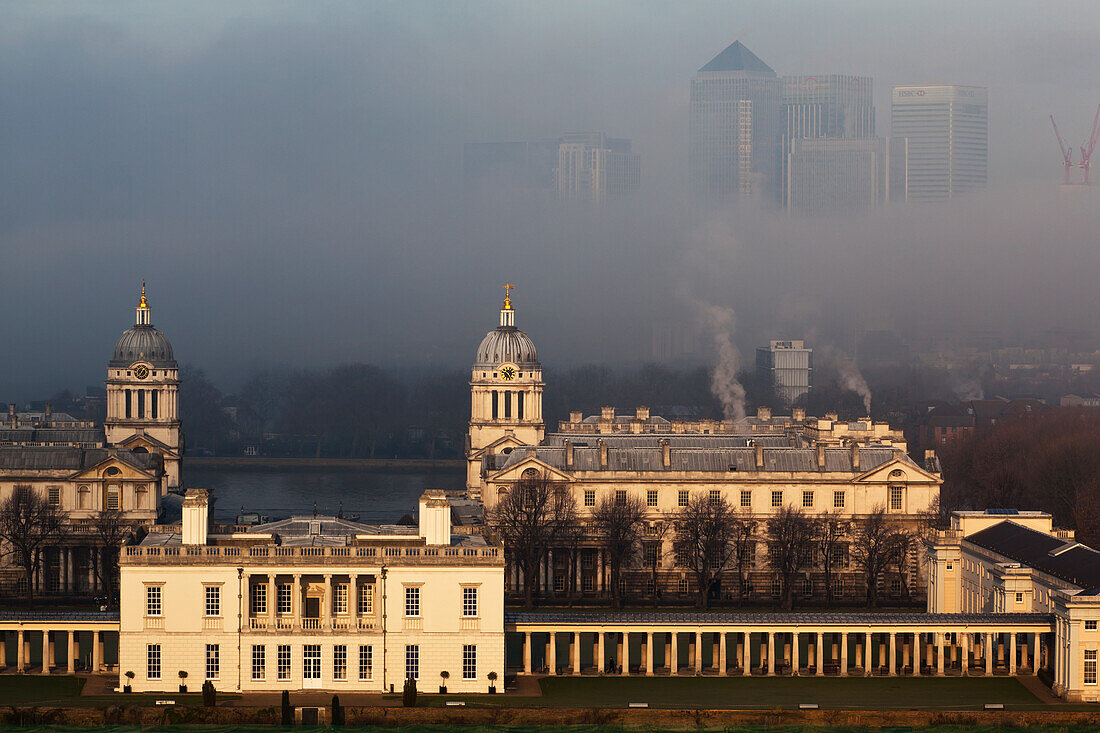 Old Royal Naval College und Canary Wharf an einem nebligen Wintermorgen vom Greenwich Park aus gesehen, Greenwich, London, England, Großbritannien