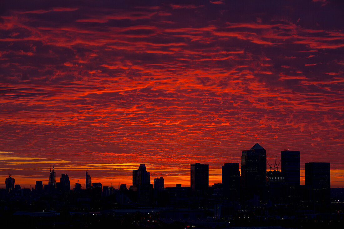 Sonnenuntergang über Canary Wharf, London, England, Großbritannien