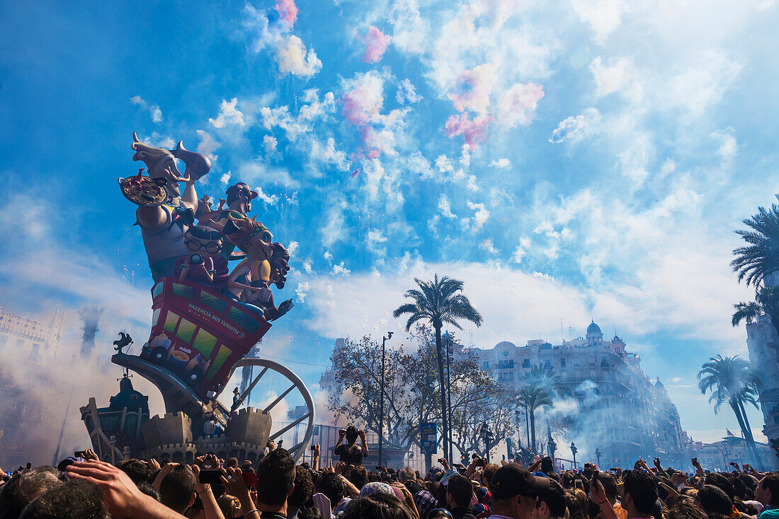 Menschen beobachten Mascleta auf der Plaza Del Ayuntamiento als Teil des Fallas-Festivals, Valencia, Spanien