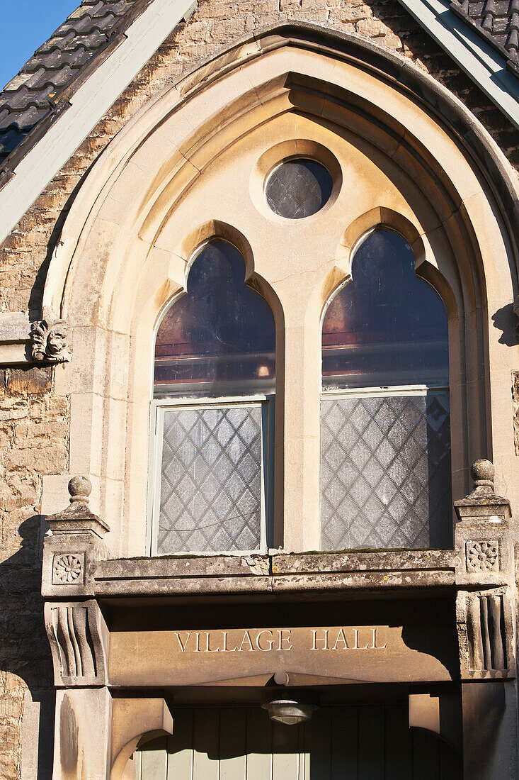 Architektonisches Merkmal des Fensters eines Dorfgemeinschaftshauses, Wiltshire, England