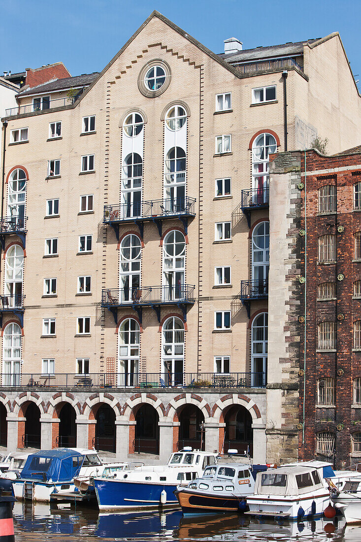 Fassade von Lagerhäusern und modernen Wohnungen am Flussufer, Bristol, England, Großbritannien