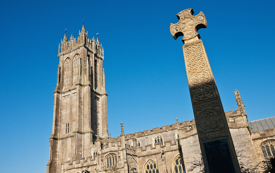 Fassade der Kirche mit Kreuz auf Denkmal,Glastonbury,Somerset,England