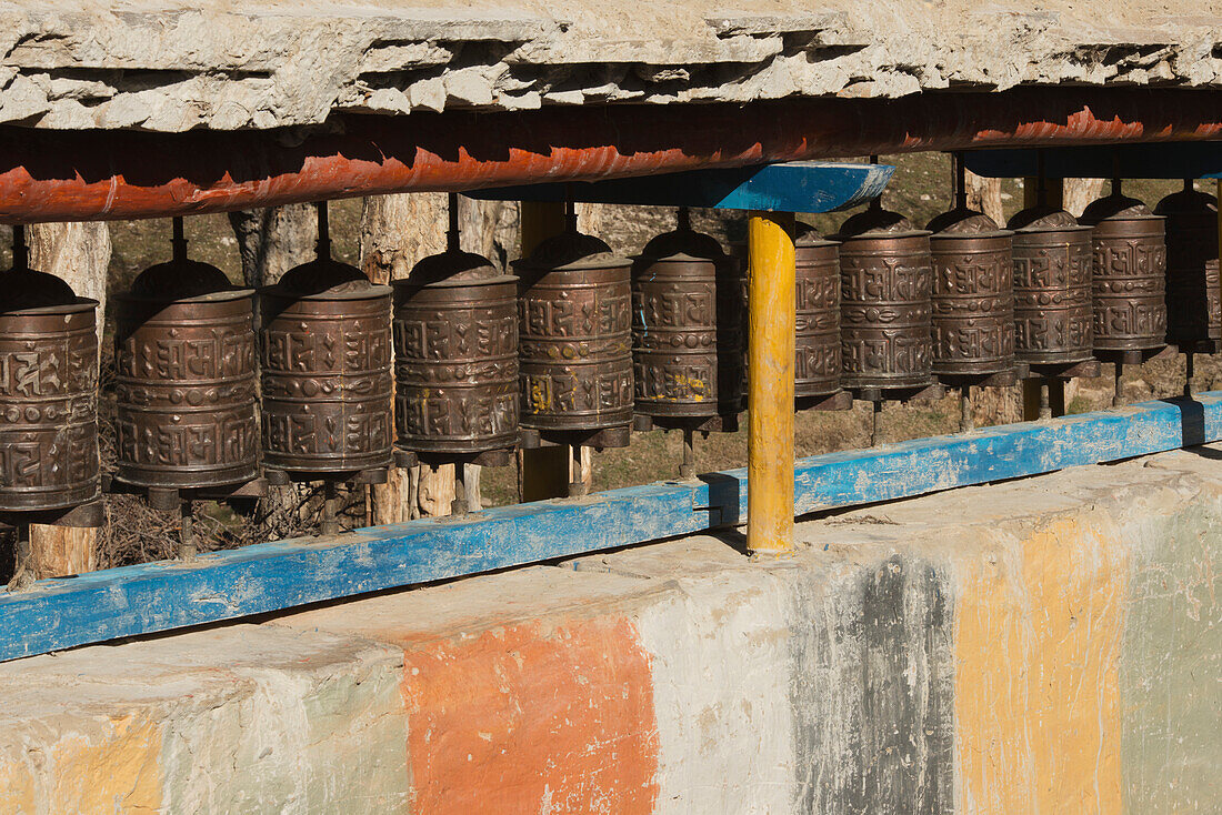 Gebetsmühlen aus Kupfer und bemalte Wand, Geling, oberes Mustang-Tal, Nepal