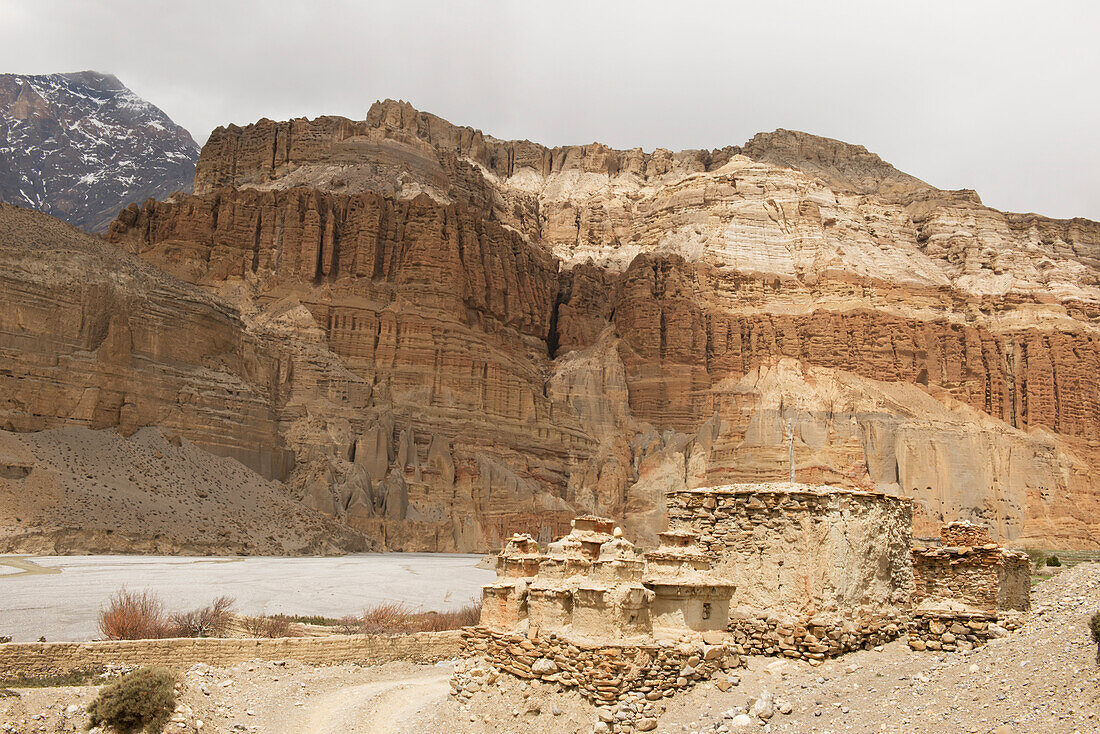 Alte Chortens (Stupas) entlang des Kali Gandaki Flusses, Chhsuang (Chuksang), Oberes Mustang Tal, Nepal