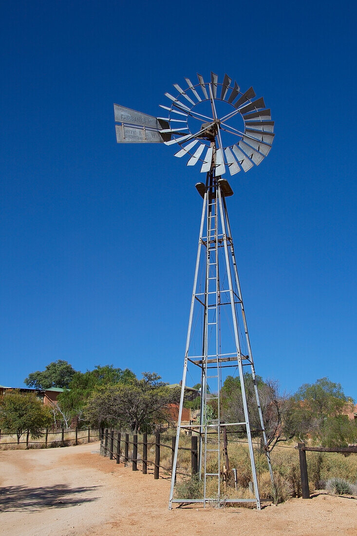 Windmühle mit Zaun,Namibia