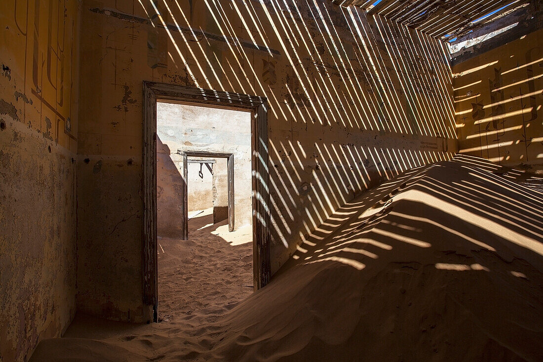Sand im verlassenen Haus,Kolmanskop Geisterstadt,Namibia