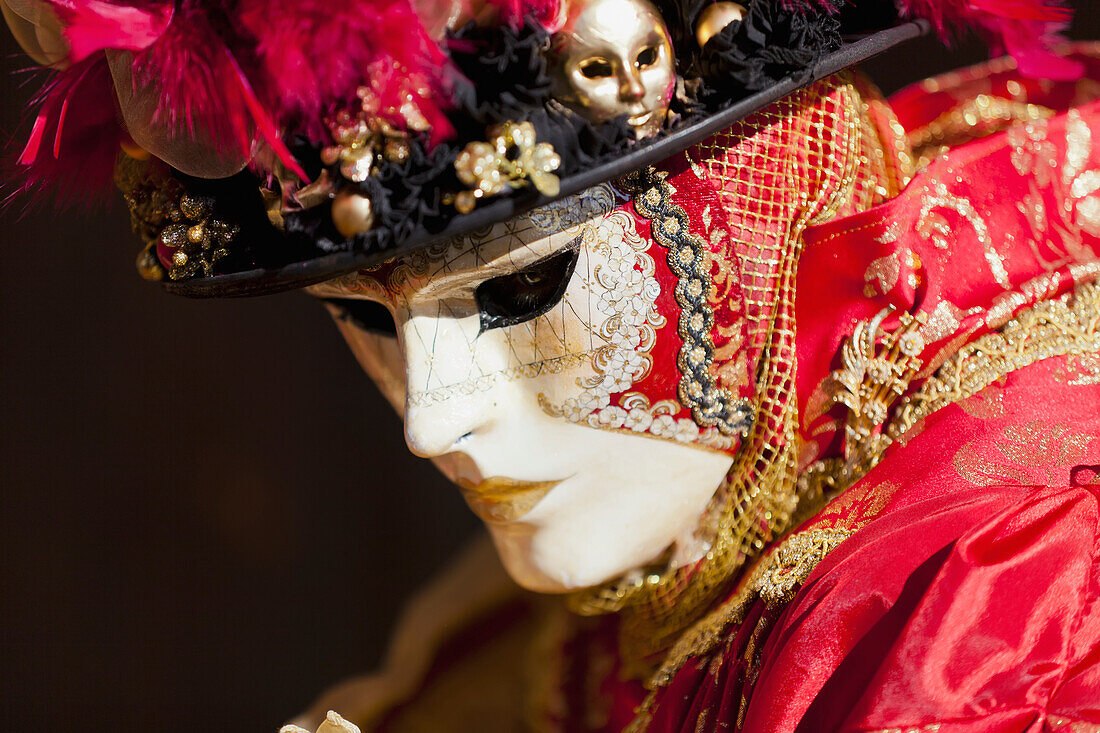 Person in venezianischem Kostüm während des Karnevals in Venedig, Venedig, Italien