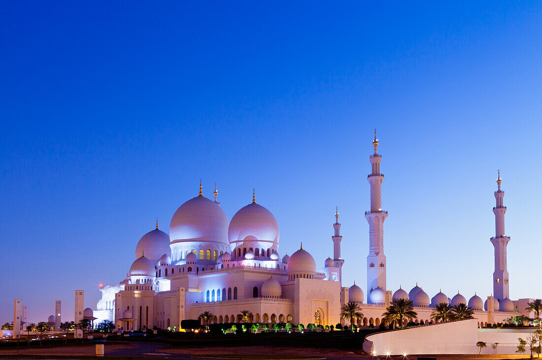 Große Scheich-Zayed-Moschee bei Sonnenaufgang, Abu Dhabi, Vereinigte Arabische Emirate