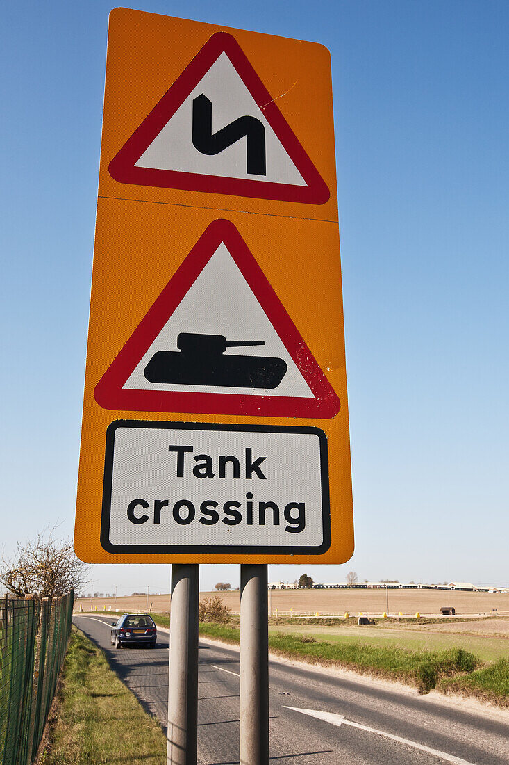 Panzerkreuzung Straßenschild auf Salisbury Plain, entlang der A360 in der Nähe des Dorfes Tilshead, Wiltshire, England, Großbritannien