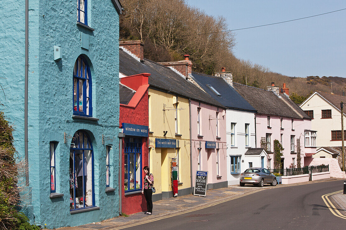 Bunte Geschäfte und Stadthäuser, Solva, Pembrokeshire Coast Path, Wales, Vereinigtes Königreich