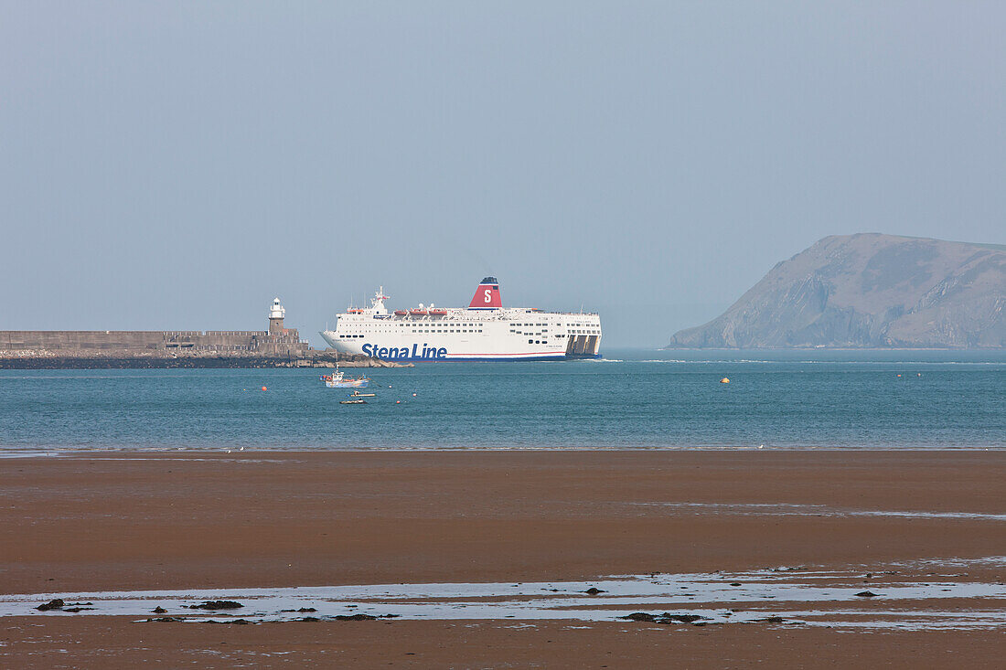 Stena Lines Fähre "Stena Europe" Ausfahrt Fishguard Harbour,Pembrokeshire Coast Path,Wales,Vereinigtes Königreich