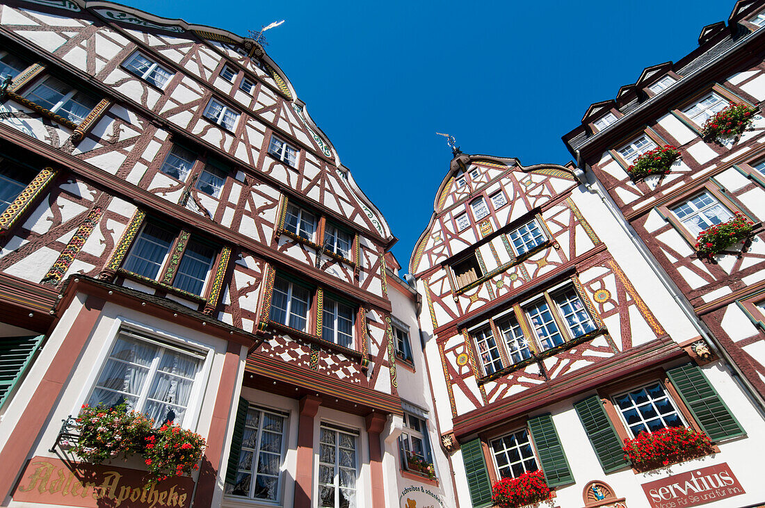 Fachwerkhäuser auf einem Marktplatz,Bernkastel-Kues,Rheinland-Pfalz,Deutschland