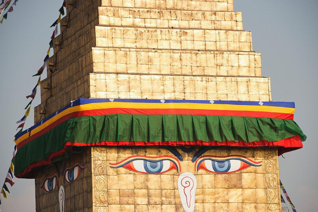 Die buddhistische Stupa von Boudhanath dominiert die Skyline und ist eine der größten der Welt, Boudhanath, Nepal