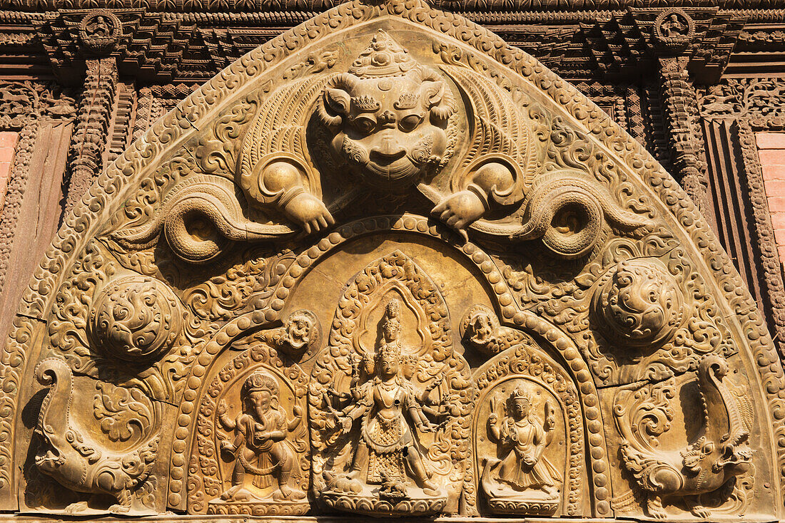 Verschnörkelte Metallschnitzerei über dem Eingang des Minanath-Tempels, aus der Licchavi-Periode, Bhaktapur, Nepal
